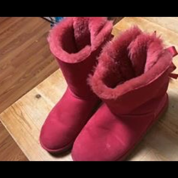 Size  6 pink bow Ugg’s - Picture 2 of 3